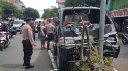 Pikap Tabrak Tiang Reklame di Klojen Kota Malang, Serempet Becak Sebelumnya