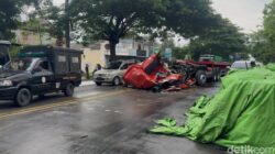 Truk Trailer Ringsek Tergencet Beban Berat di Jalur Pantura Rembang