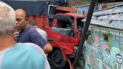 Truk Tabrak Pikap di Pudakpayung Semarang, Jebolkan Dinding Sekolah