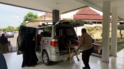 Polisi Sukoharjo Beraksi: Aipda Wirawan Gunakan Mobil Pribadi sebagai Ambulans Gratis