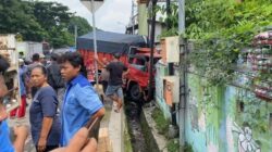 Kecelakaan di Semarang: Truk Toyota Dyna Tabrak Pikap dan Jebolkan Dinding Sekolah