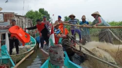 Menghadapi Gelombang Tinggi, Nelayan Kecil Dapat Jaket Pelampung dari Satpolairud