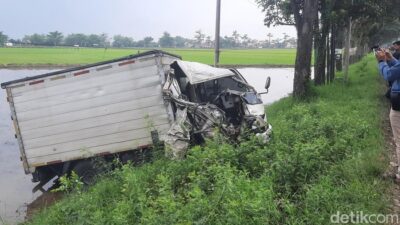 Gagal Nyalip, Truk Tronton dan Truk Boks Tabrakan di Jalan Pantura Pati