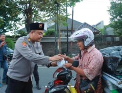 Kolaborasi dengan Media, Polres Klaten Gelar Bagi Takjil dan Edukasi Layanan