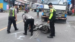 Rembang Geger, Tronton Tabrak Tiga Motor yang Berhenti di Lampu Merah